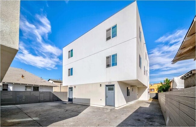 Building Photo - 211 W 43rd St