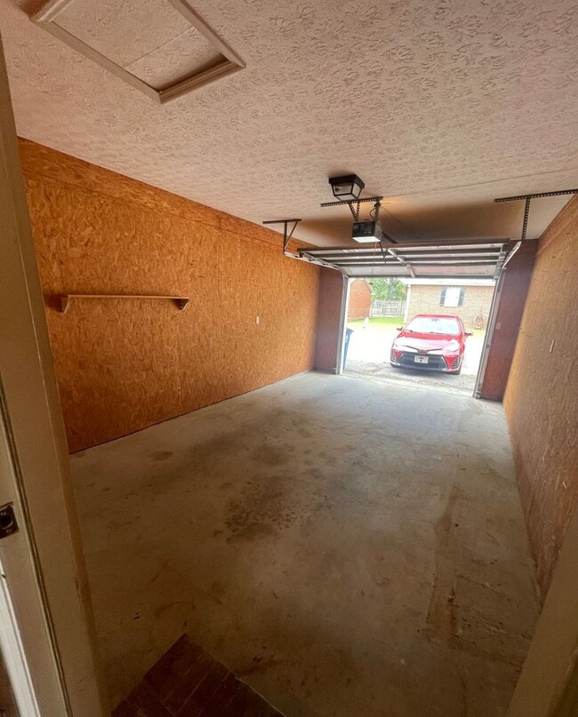 Building Photo - 2 Bedroom, 2 Bath, with Garage Manchester, TN