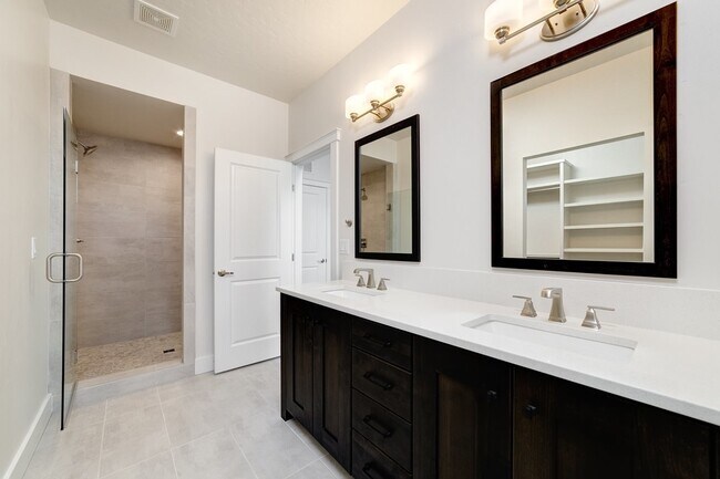 Building Photo - 3 Bedroom 2.5 Bathroom Townhouse in Harris Ranch.