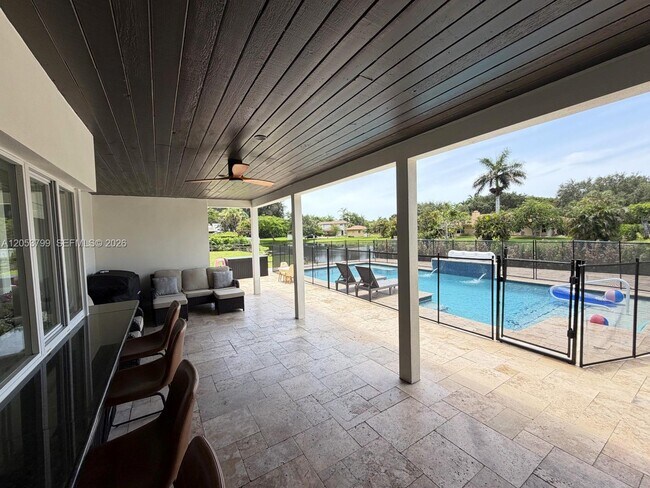 Building Photo - 10950 SW 40 Ct