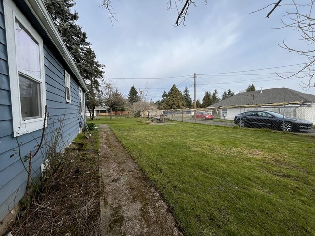 Building Photo - Updated Single-Level 3BD/2BA Home with Stainless Appliances, Expansive Yard & Flexible Layout