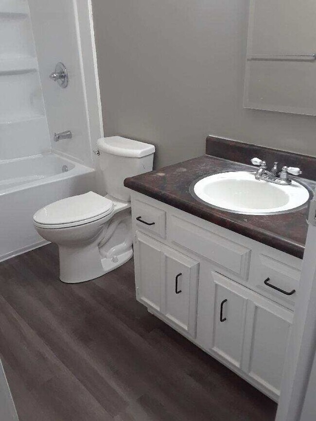 Building Photo - Newly updated 1 bedroom 1 bath duplex