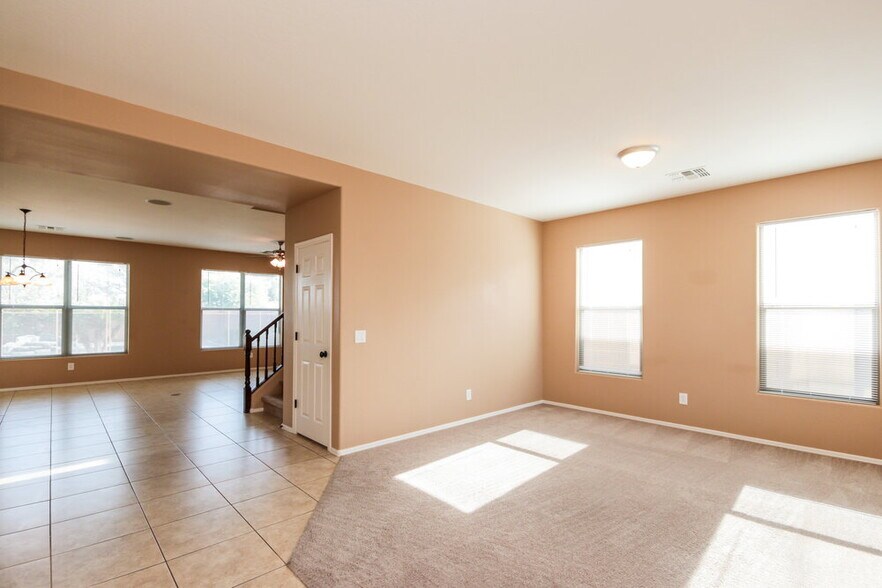 Building Photo - 6303 S 43rd Dr
