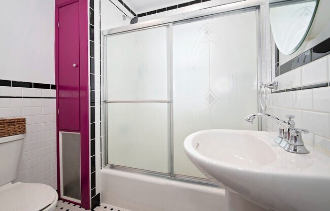 Building Photo - Spacious 3 Bedroom Duplex