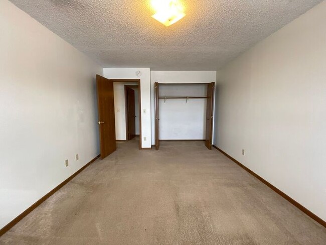 Building Photo - $950 | 1 Bedroom, 1 Bathroom Apartment | N...