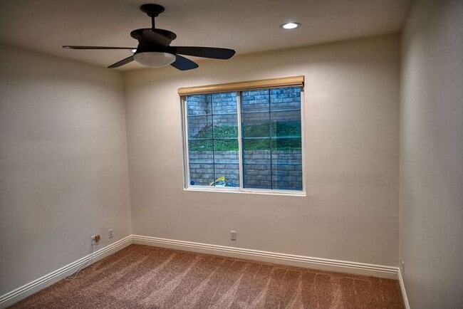 Building Photo - Gorgeous 5 bd 3 ba Corner Lot Home Newhall