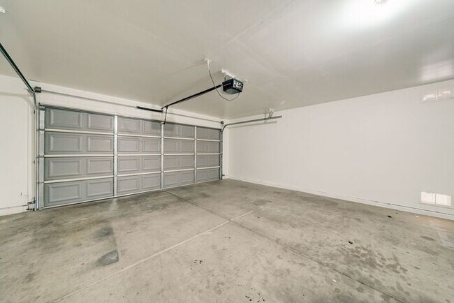 Building Photo - READY TO VIEW NOW! Spacious 3 Bed 2 Bath home in the Estrella Neighborhood