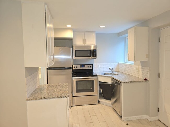 Building Photo - Studio unit available