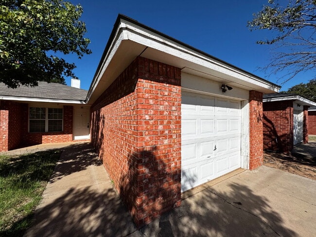 Building Photo - Duplex Across The Street From Park & Minut...
