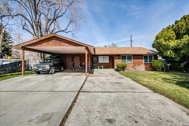 Building Photo - Charming 2 Bed, 1 Bath Duplex – Prime Bois...