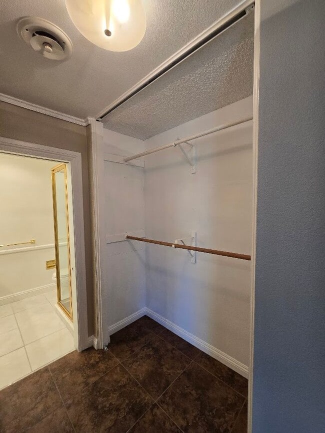 Building Photo - A Fabulous 3 Bedroom Townhome Centrally located.