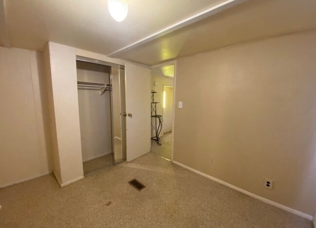 Building Photo - 251 Place Ln