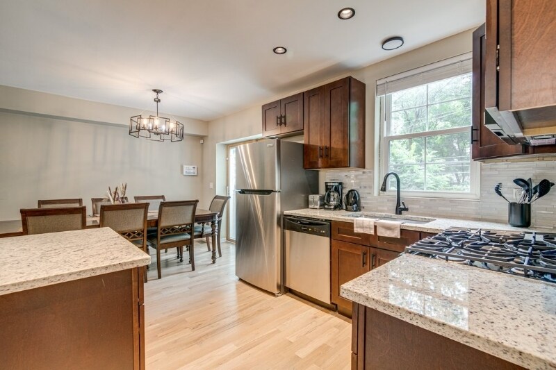 Building Photo - 1653 E 70th St