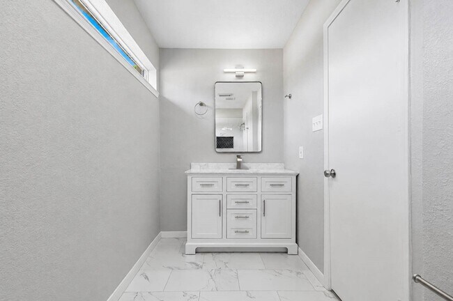 Building Photo - 15811 Pathfield Dr