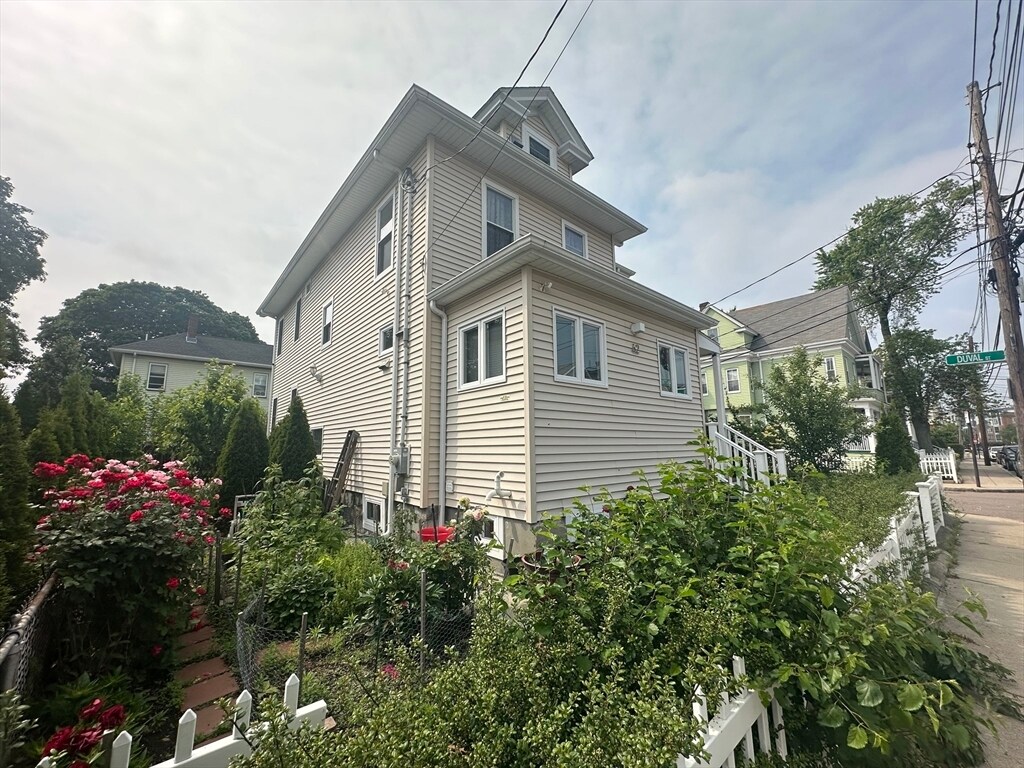 Building Photo - 62 Antwerp St
