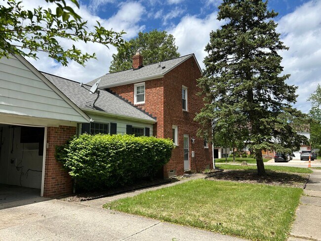 Building Photo - Spacious Colonial For Rent in Lyndhurst