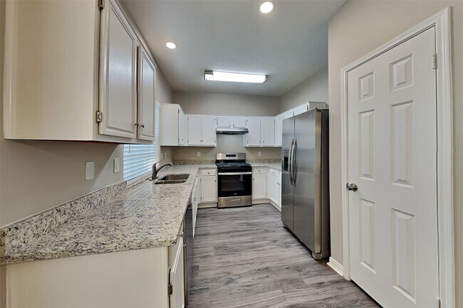 Building Photo - 15142 Red Cedar Cove Ln