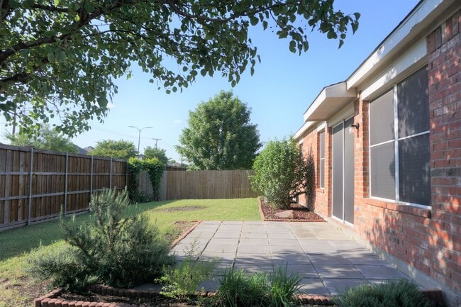 Building Photo - 2417 Hampton Dr