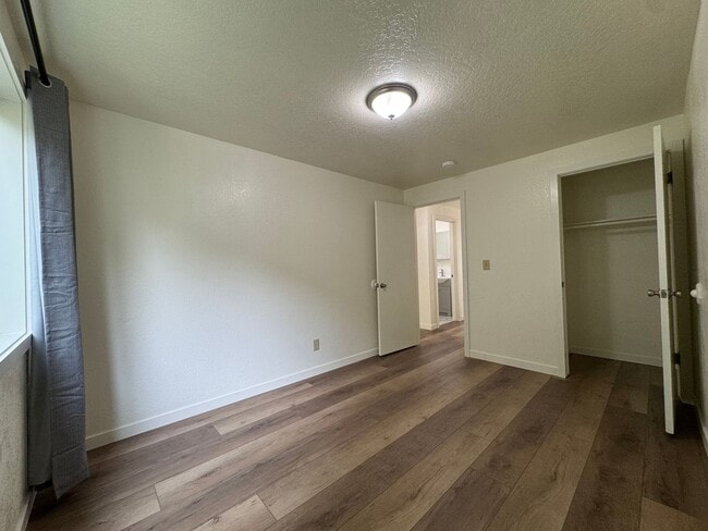 Building Photo - 204 W Del Norte St