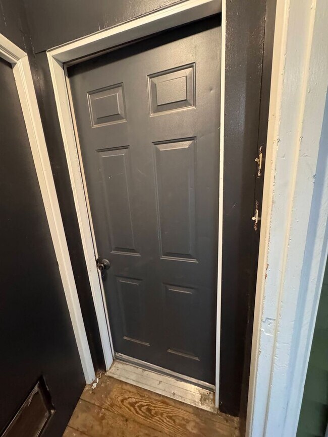 Building Photo - LONG-TERM RENTAL: Updated Studio with Shar...