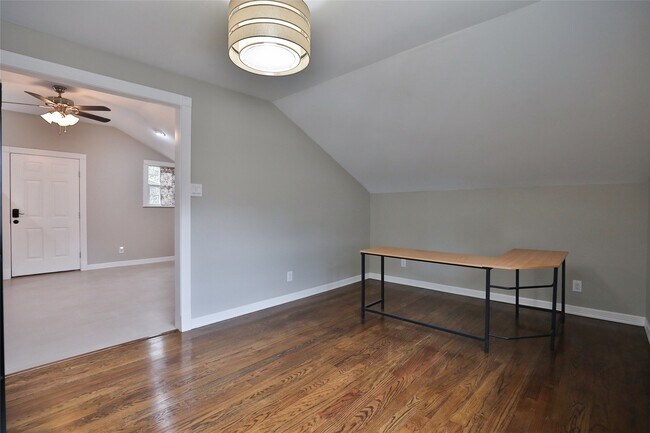 Building Photo - 423 W 32nd St