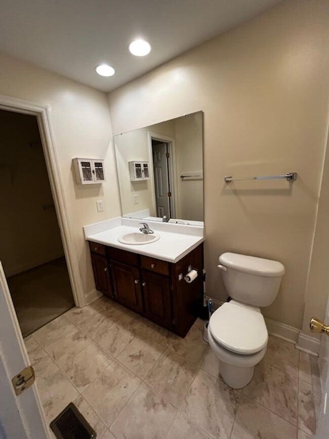 Building Photo - 2 Bedroom 2.5 bath townhome for rent