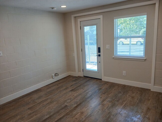 Building Photo - 2 Bedroom Available July 1st Located in Central Davis