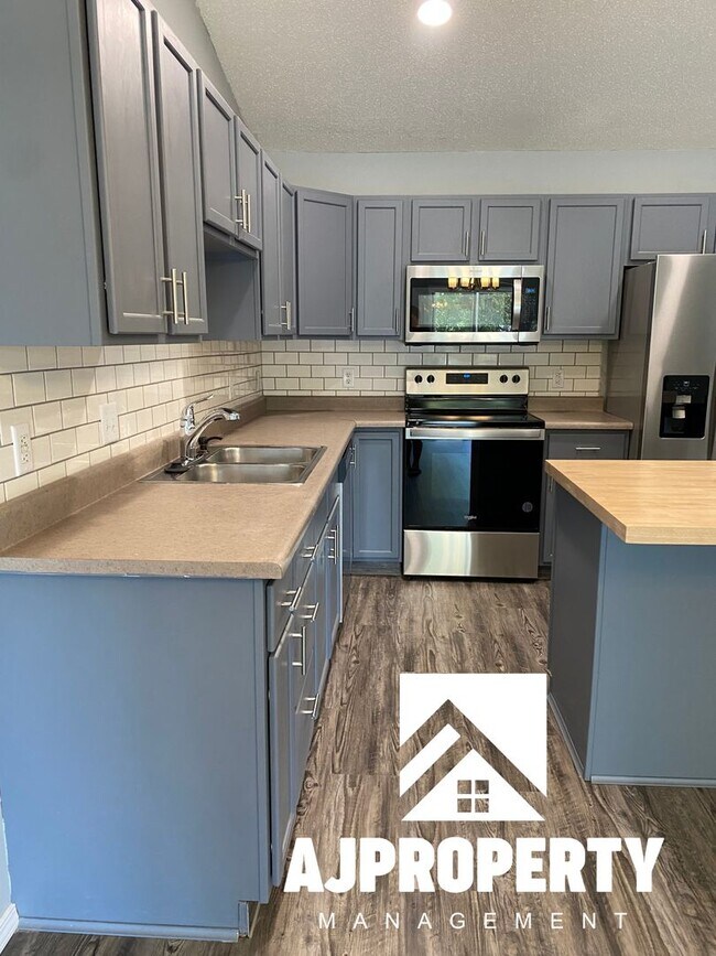 Building Photo - 4 Bedroom 2 bathroom near Memorial middle ...