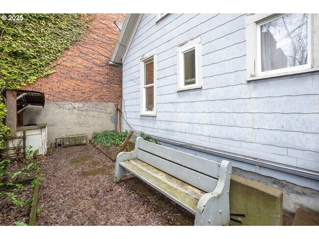 Building Photo - 2Bd/1Ba + Bonus Room Located in the Popula...