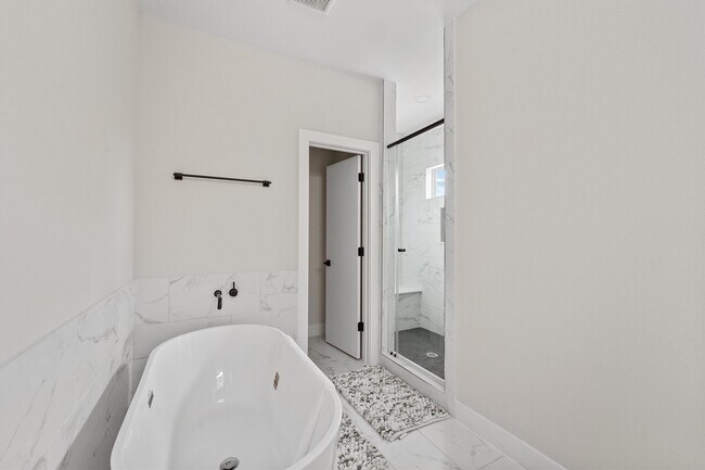 Building Photo - 833 Dorchester St