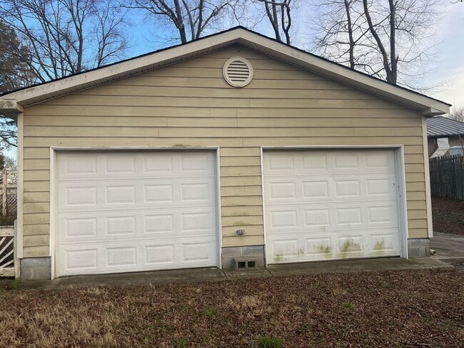 Building Photo - 3038 Matthews-Indian Trail Rd