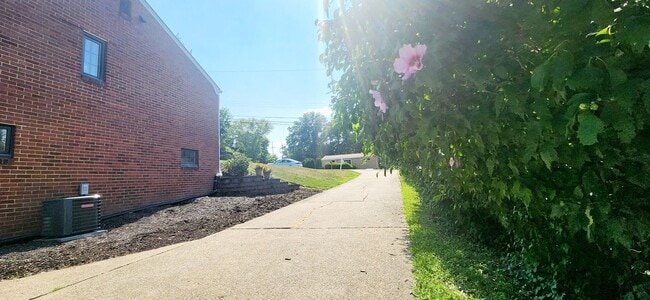 Building Photo - 3 Bed 2 Bath in Robinson, PA