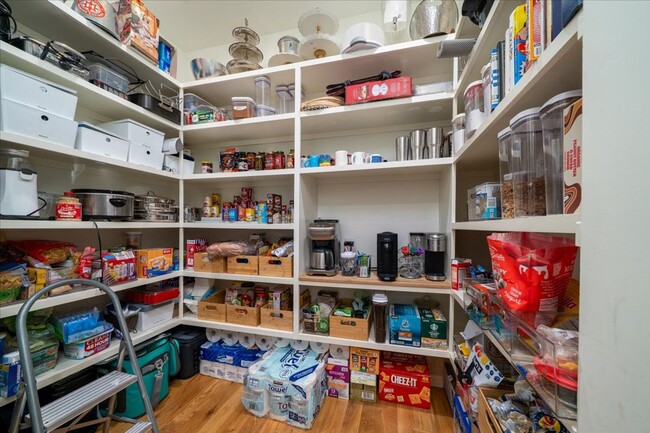 Building Photo - Fully Furnished Home In The Groves