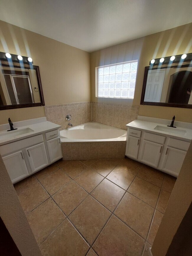 Building Photo - 4 BEDROOM 3 BATHROOM HOME! fully remodeled...
