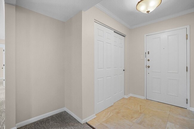 Building Photo - Spacious 2-Bedroom, 2-Bath Condominium in ...