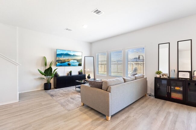 Building Photo - Charming Home Awaits: Spacious & Modern Living in a Prime Location