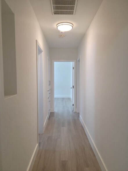 Building Photo - Stunning Remodeled 4 Bedroom House with Large Front Yard, Garage, Pool & Spa in Studio City!