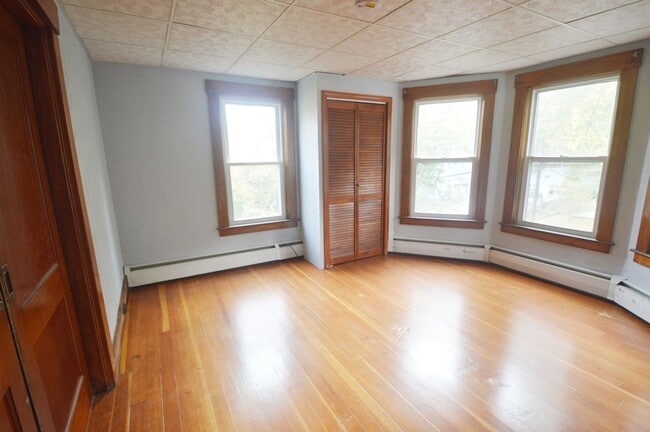 Building Photo - 38 Cascade St