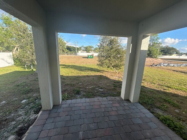 Building Photo - 3927 NE 23rd Pl