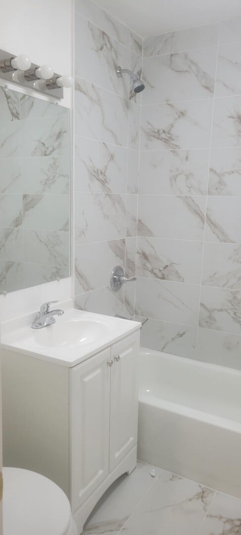 Building Photo - 3207 N Wilton Ave