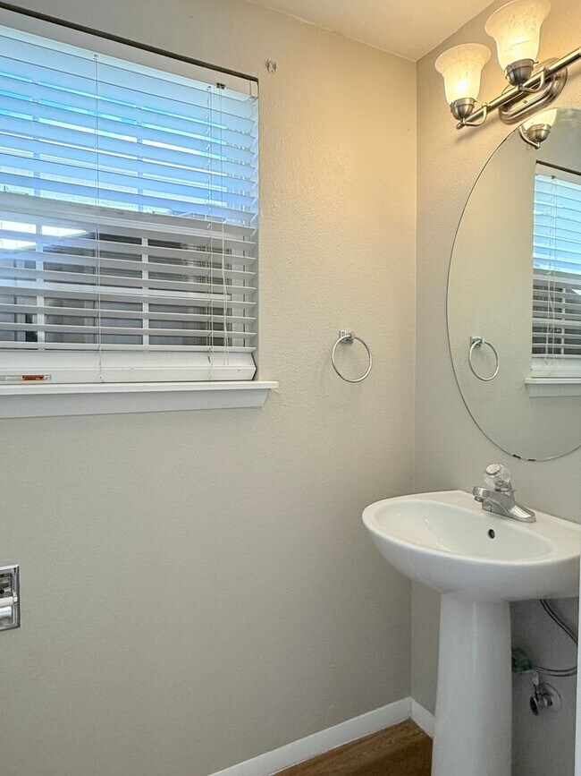 Building Photo - Conveniently Located Home in East Quincy H...