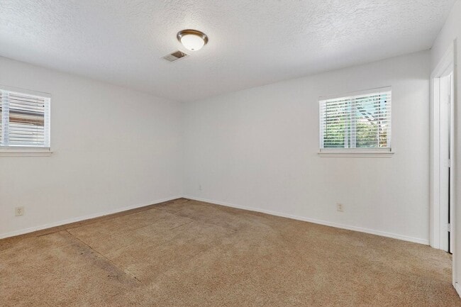 Building Photo - 3 Bedroom 2 Bath with 2 car garage