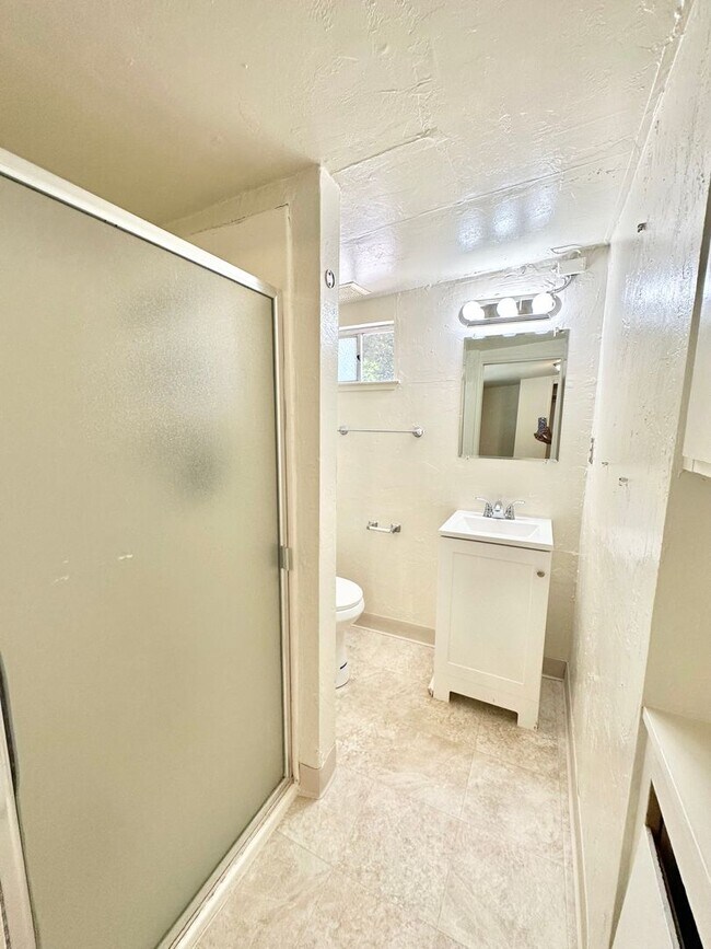 Building Photo - Super close to UC Davis and University Shopping mall-- 4 bedrooms and 2 bathrooms