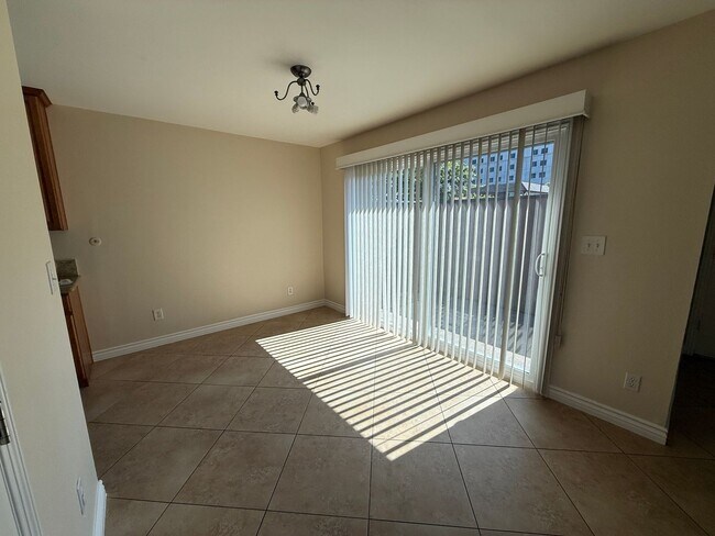 Building Photo - 3 Bedroom Condo for Lease with a 1 Car Garage