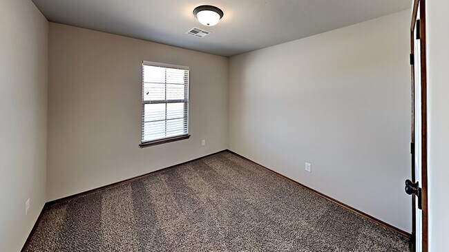 Building Photo - Spacious 4 Bedroom 2 Bathroom Home in Pied...