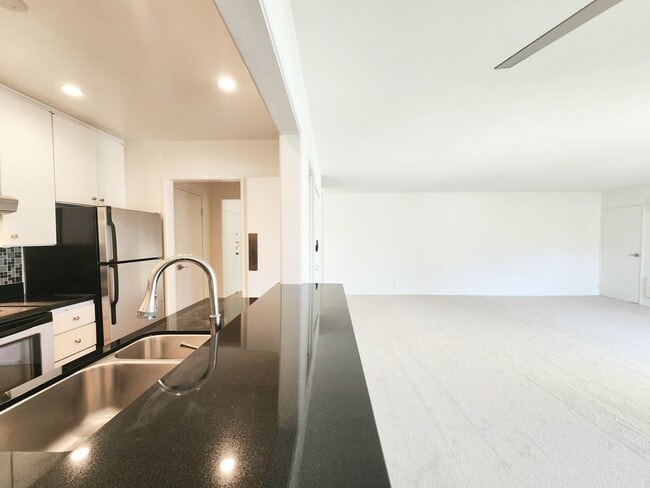 Building Photo - Top floor large 2 bed 2 bath open views at Woodlake