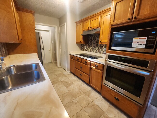 Building Photo - 2425 Kristen Dr