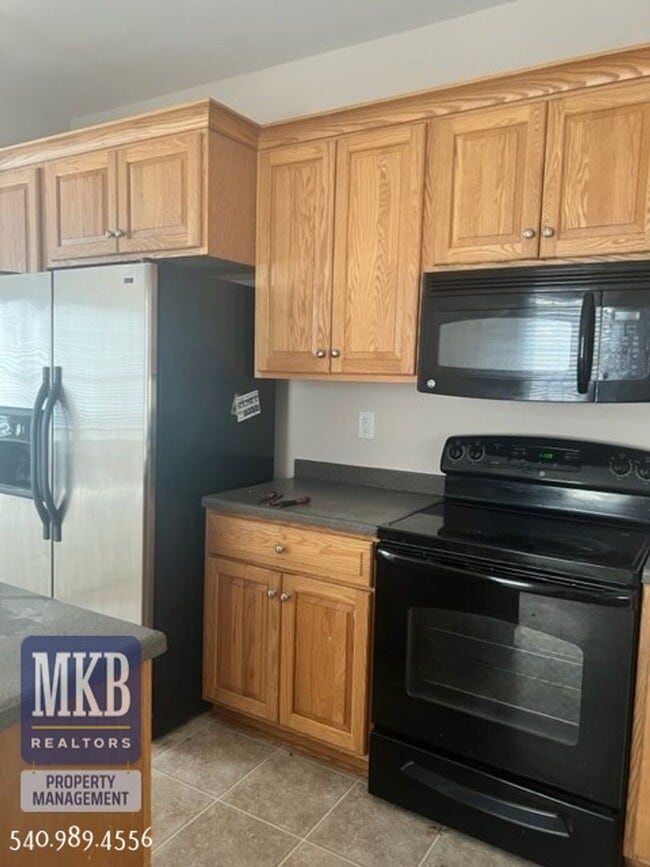 Building Photo - Spacious 3 Bedroom/ 2.5 Bath Home