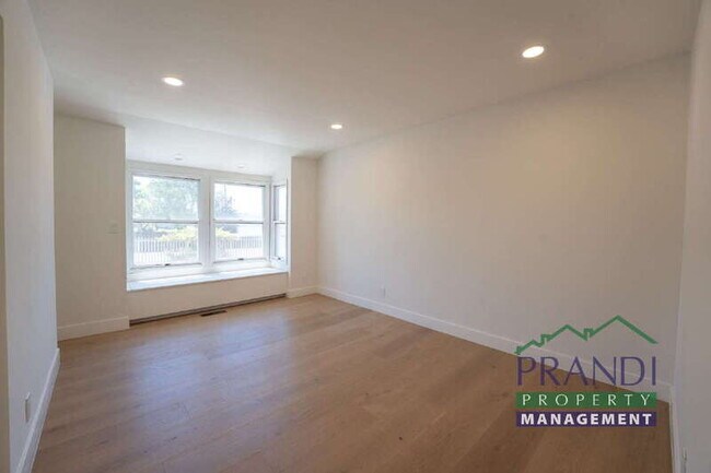 Building Photo - 645 Fawn Dr
