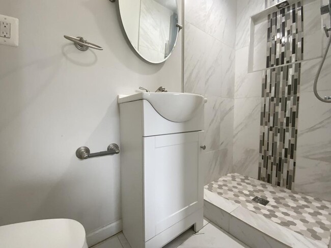 Building Photo - 1223 16th St NE